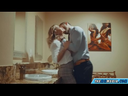 ❤️ Kad krūtiska blondīne pavedina tevi publiskā tualetē ❤️❌ Duršanās video pie lv.pinkporno.ru ❌